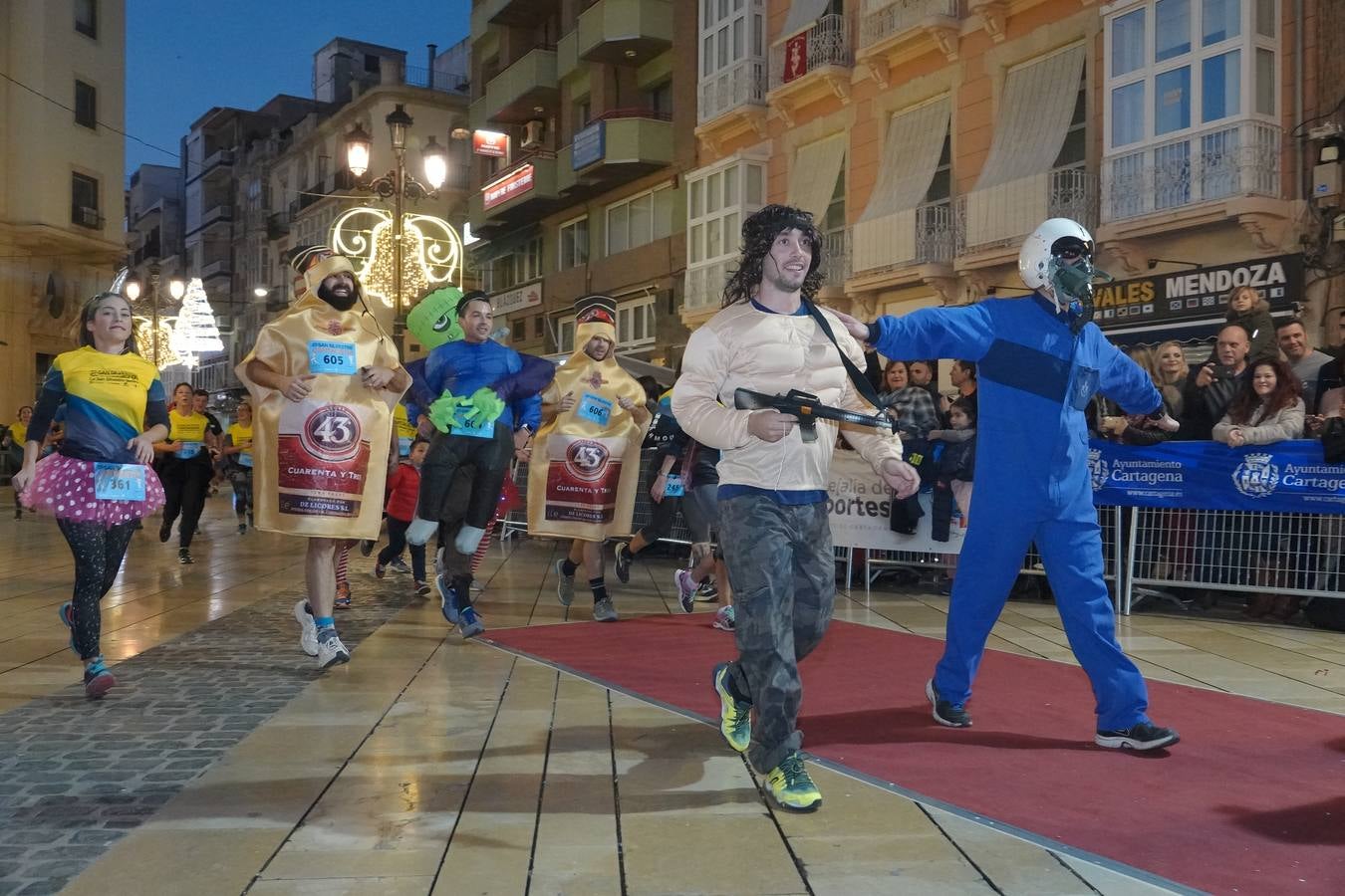 En la carrera más divertida del año no podían faltar los disfraces más simpáticos.