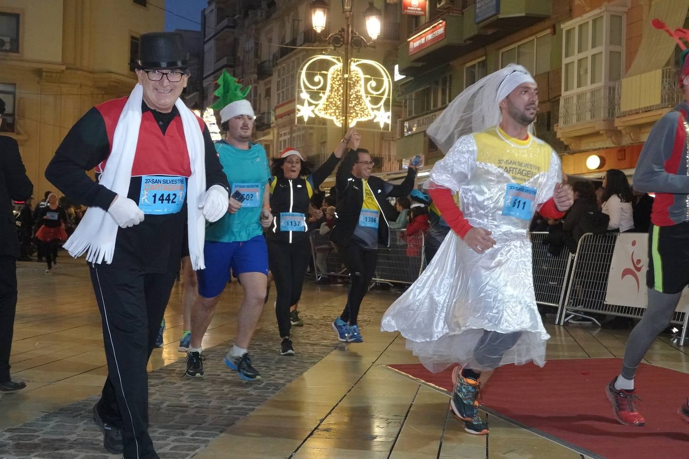 En la carrera más divertida del año no podían faltar los disfraces más simpáticos.