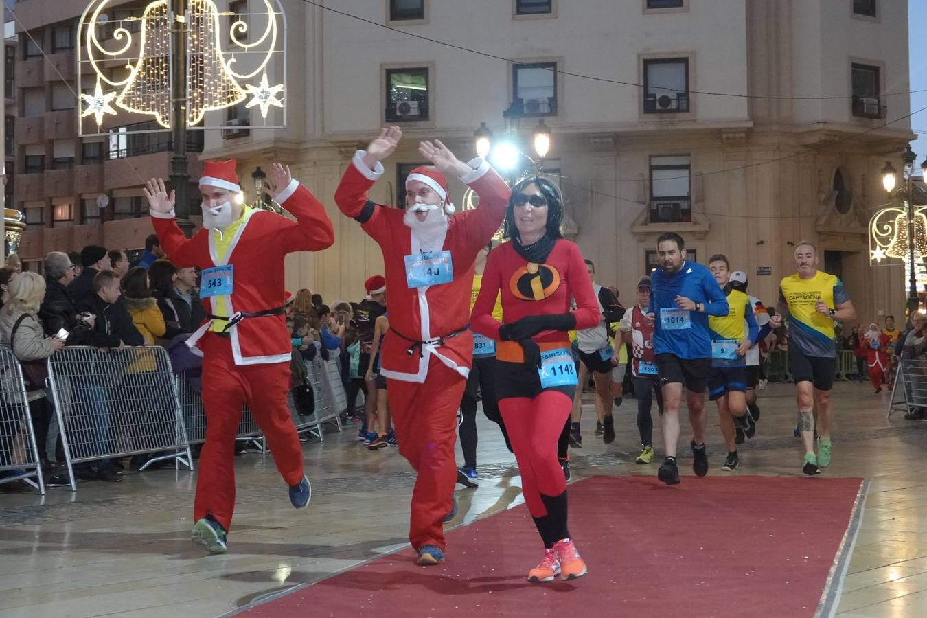 En la carrera más divertida del año no podían faltar los disfraces más simpáticos.