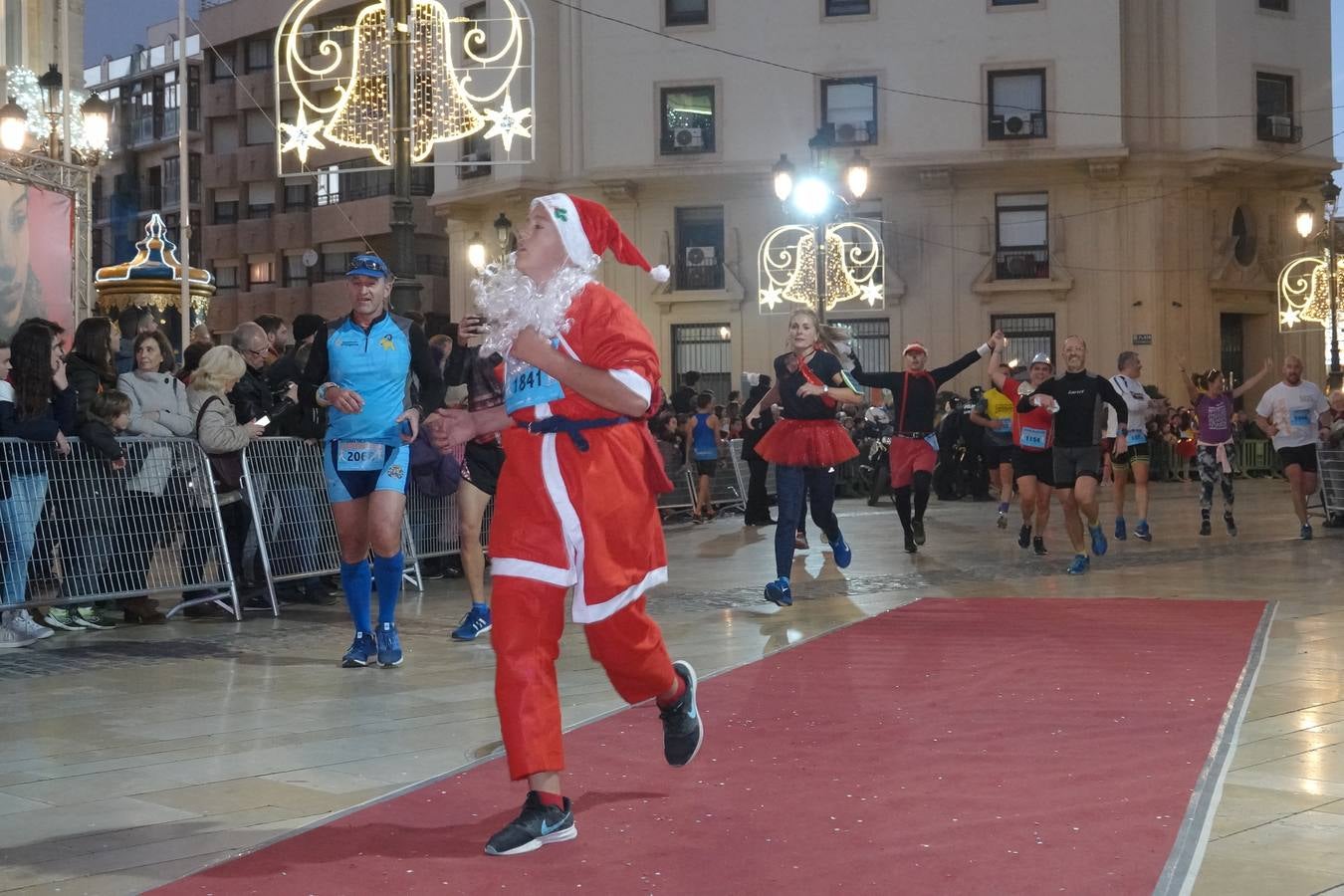 En la carrera más divertida del año no podían faltar los disfraces más simpáticos.