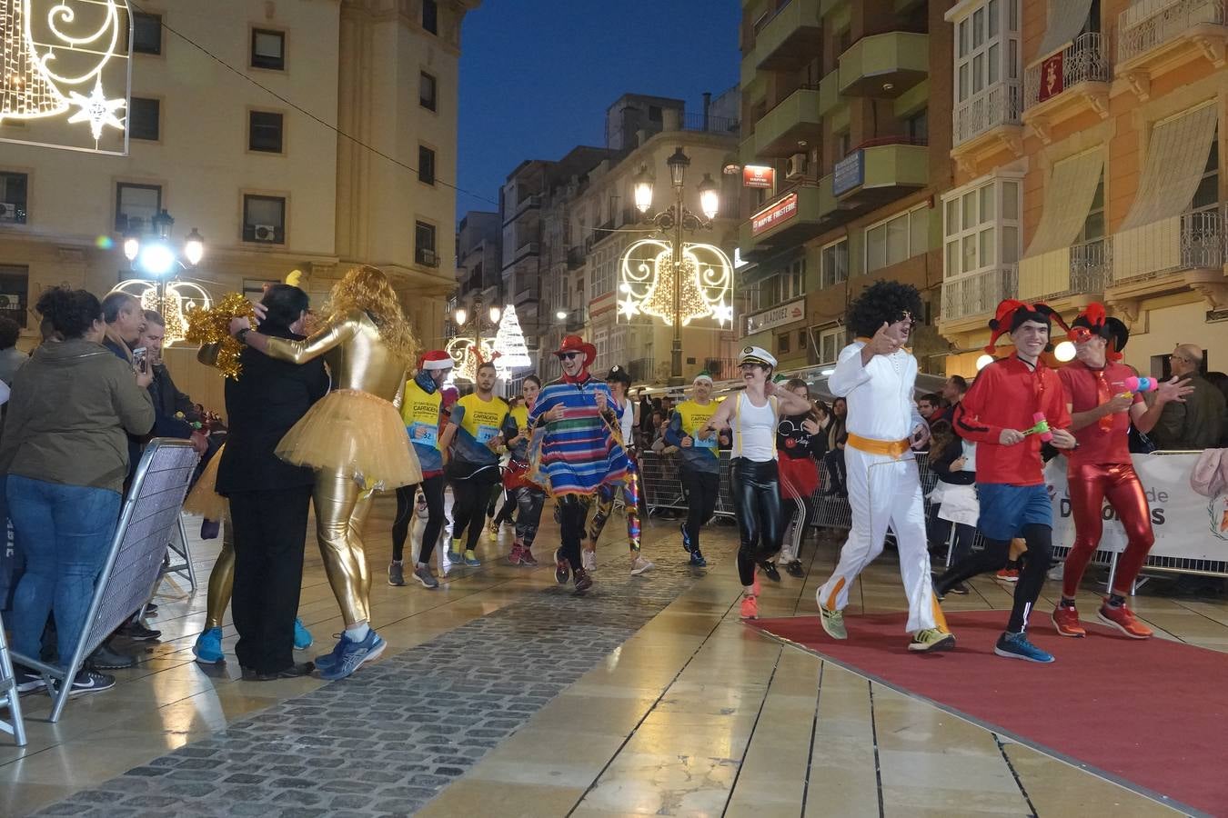 En la carrera más divertida del año no podían faltar los disfraces más simpáticos.