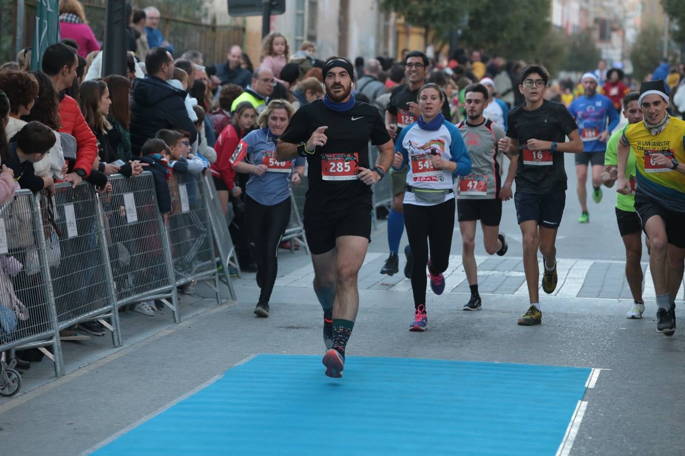 Casi un millar de corredores despiden el año disfrutando del deporte en la Ciudad del Sol por una buena causa