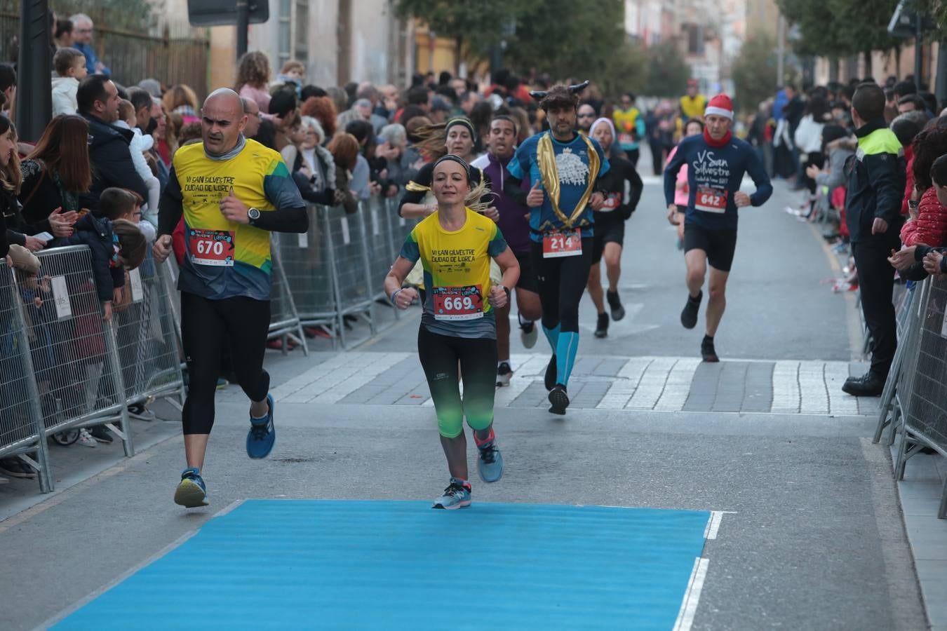 Casi un millar de corredores despiden el año disfrutando del deporte en la Ciudad del Sol por una buena causa