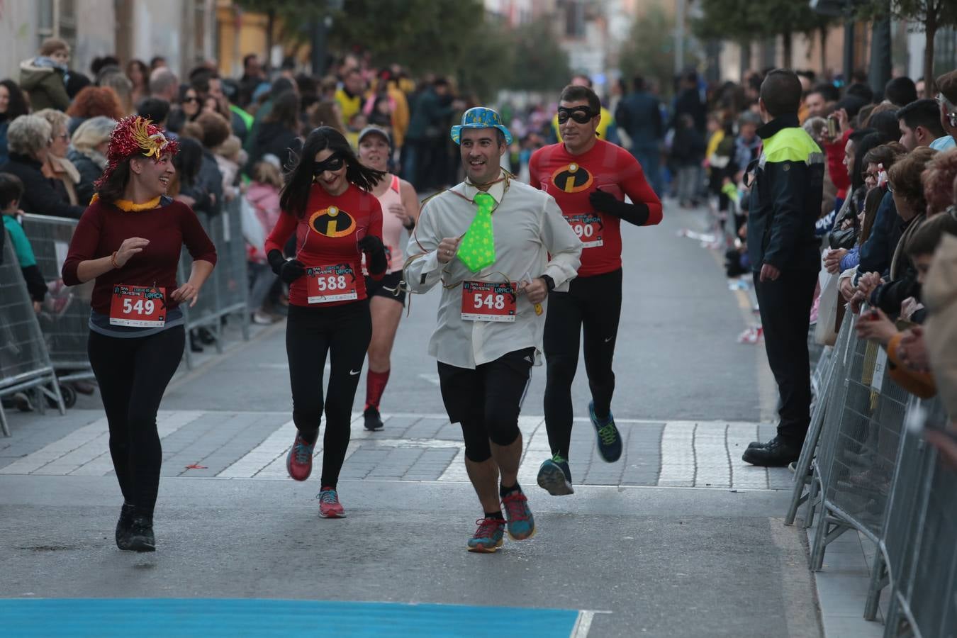 Casi un millar de corredores despiden el año disfrutando del deporte en la Ciudad del Sol por una buena causa