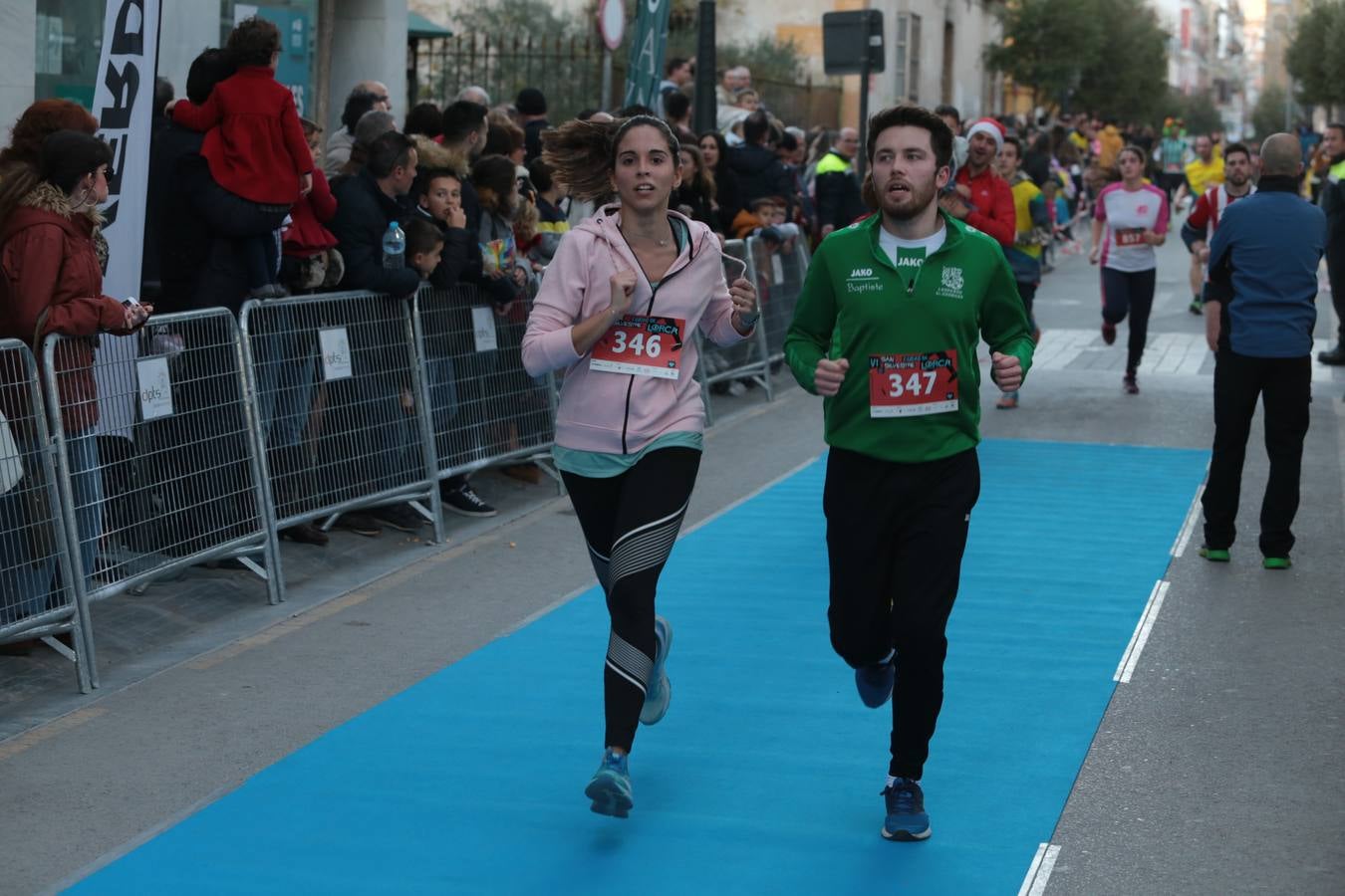 Casi un millar de corredores despiden el año disfrutando del deporte en la Ciudad del Sol por una buena causa