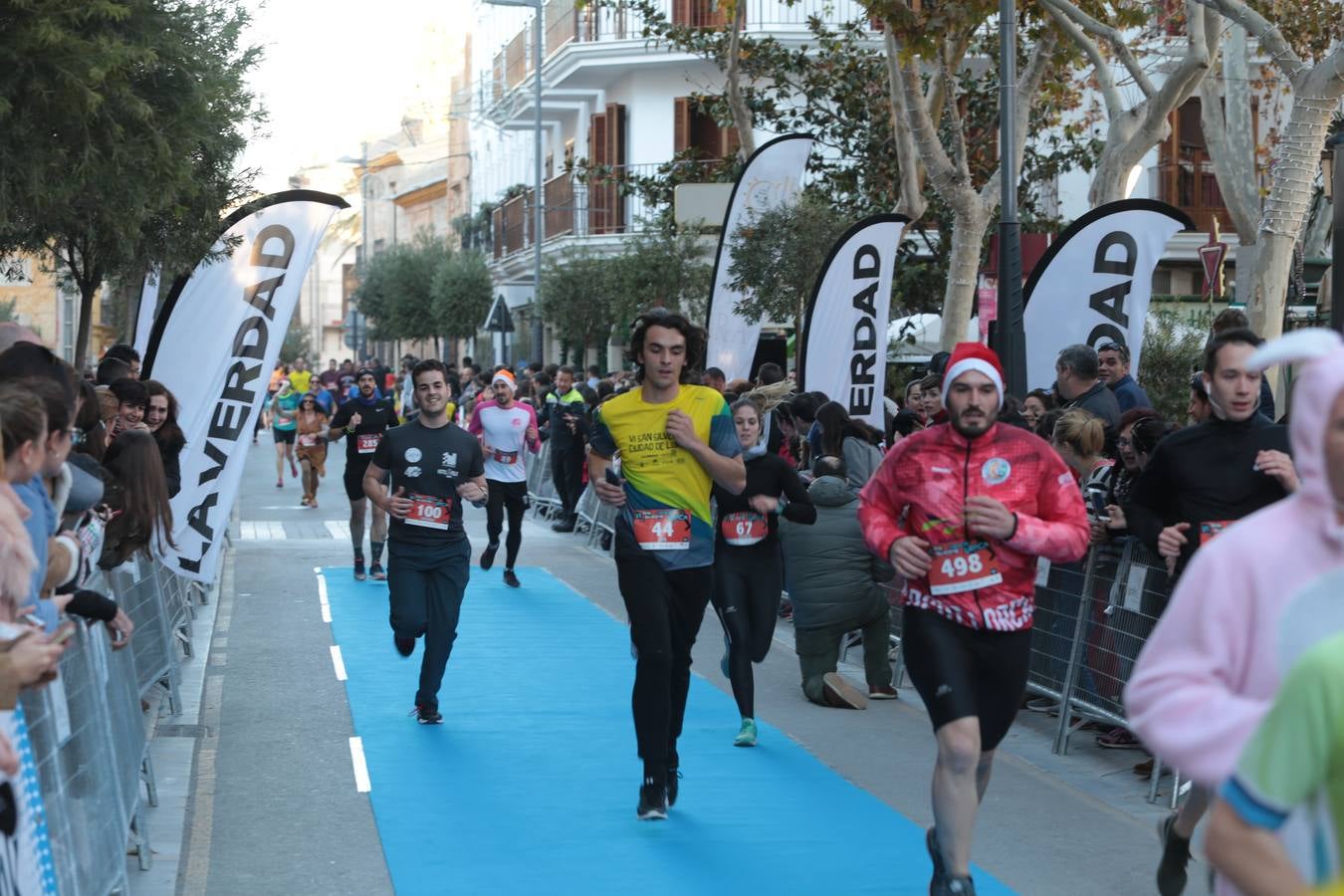 Casi un millar de corredores despiden el año disfrutando del deporte en la Ciudad del Sol por una buena causa