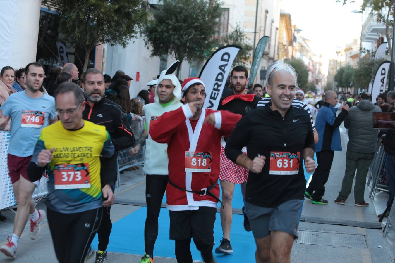 Casi un millar de corredores despiden el año disfrutando del deporte en la Ciudad del Sol por una buena causa