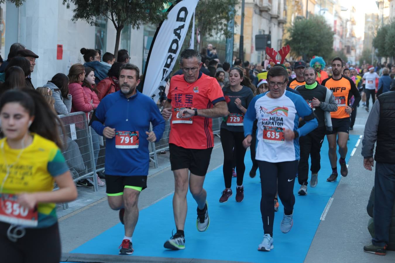 Casi un millar de corredores despiden el año disfrutando del deporte en la Ciudad del Sol por una buena causa