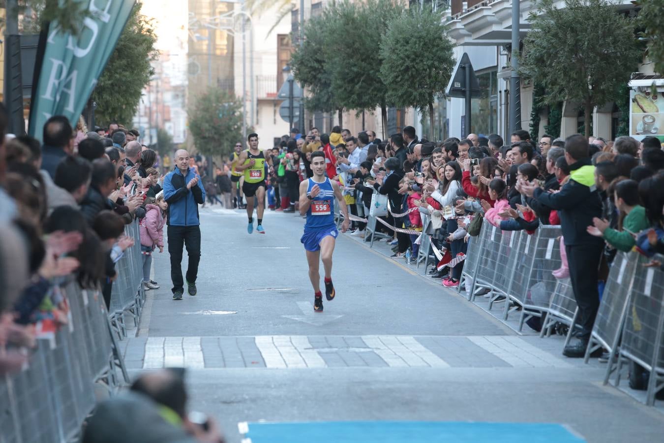 Casi un millar de corredores despiden el año disfrutando del deporte en la Ciudad del Sol por una buena causa