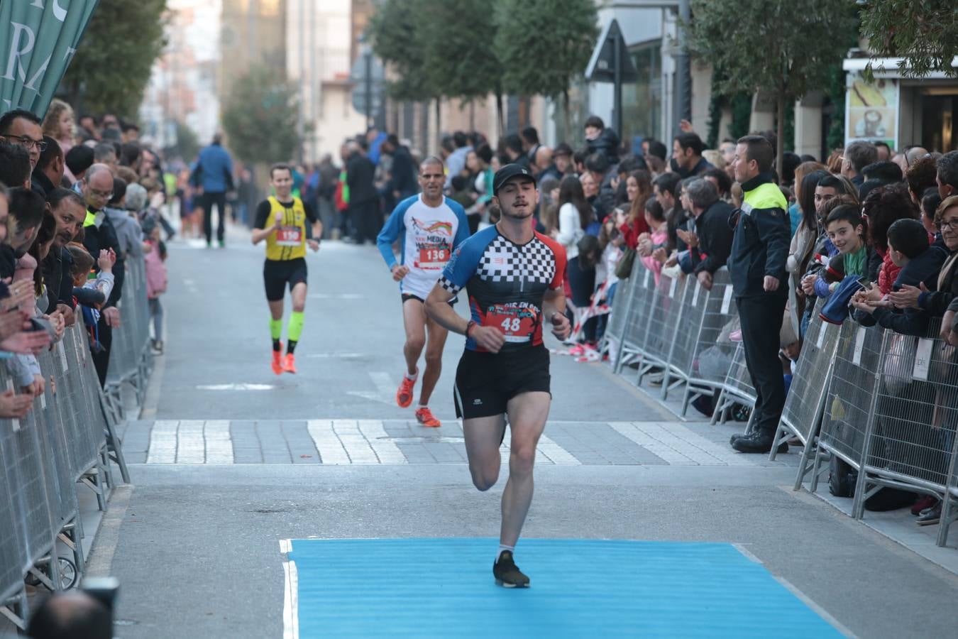 Casi un millar de corredores despiden el año disfrutando del deporte en la Ciudad del Sol por una buena causa