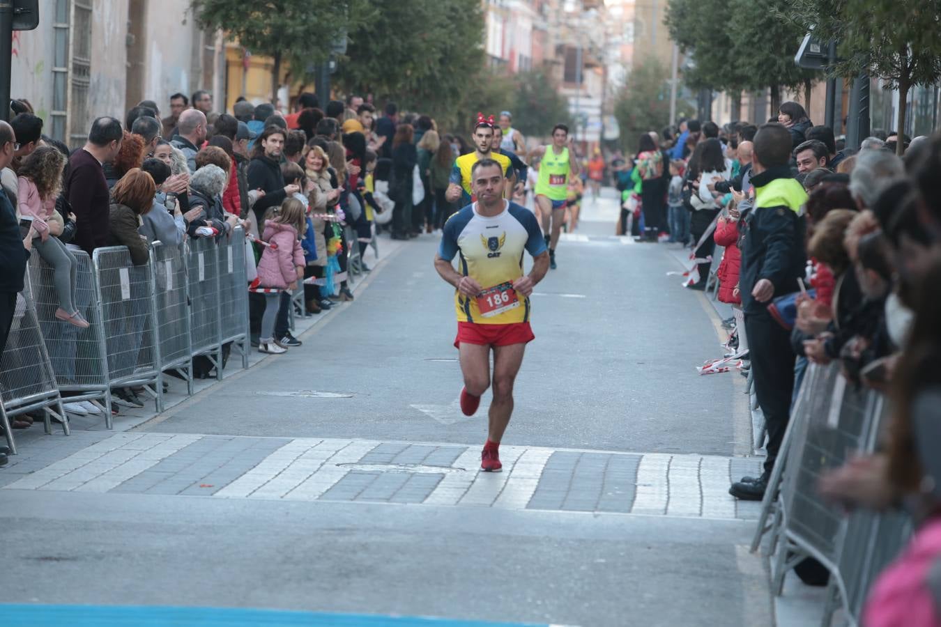 Casi un millar de corredores despiden el año disfrutando del deporte en la Ciudad del Sol por una buena causa