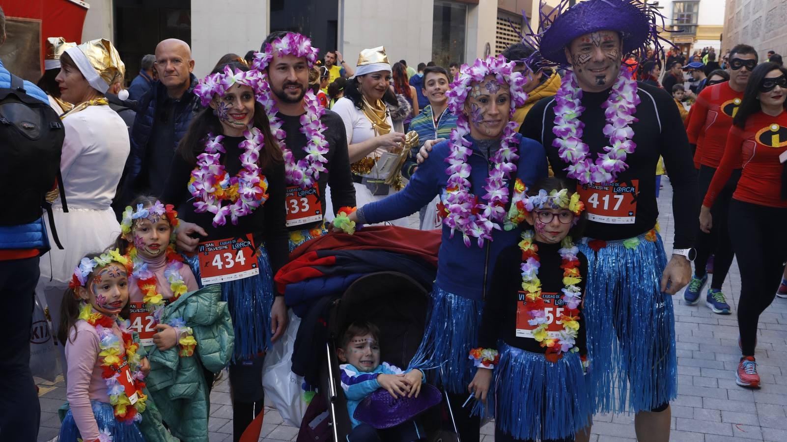 Los disfraces más divertidos y originales corrieron por las calles de la Ciudad del Sol en la última carrera del año.