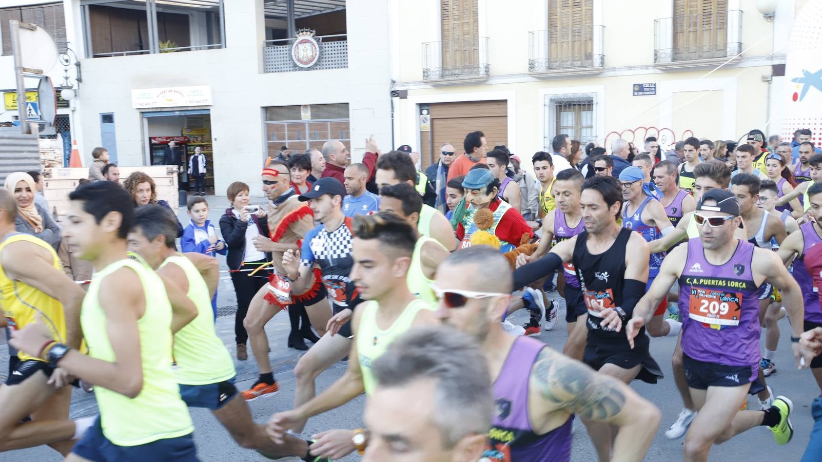 Los disfraces más divertidos y originales corrieron por las calles de la Ciudad del Sol en la última carrera del año.