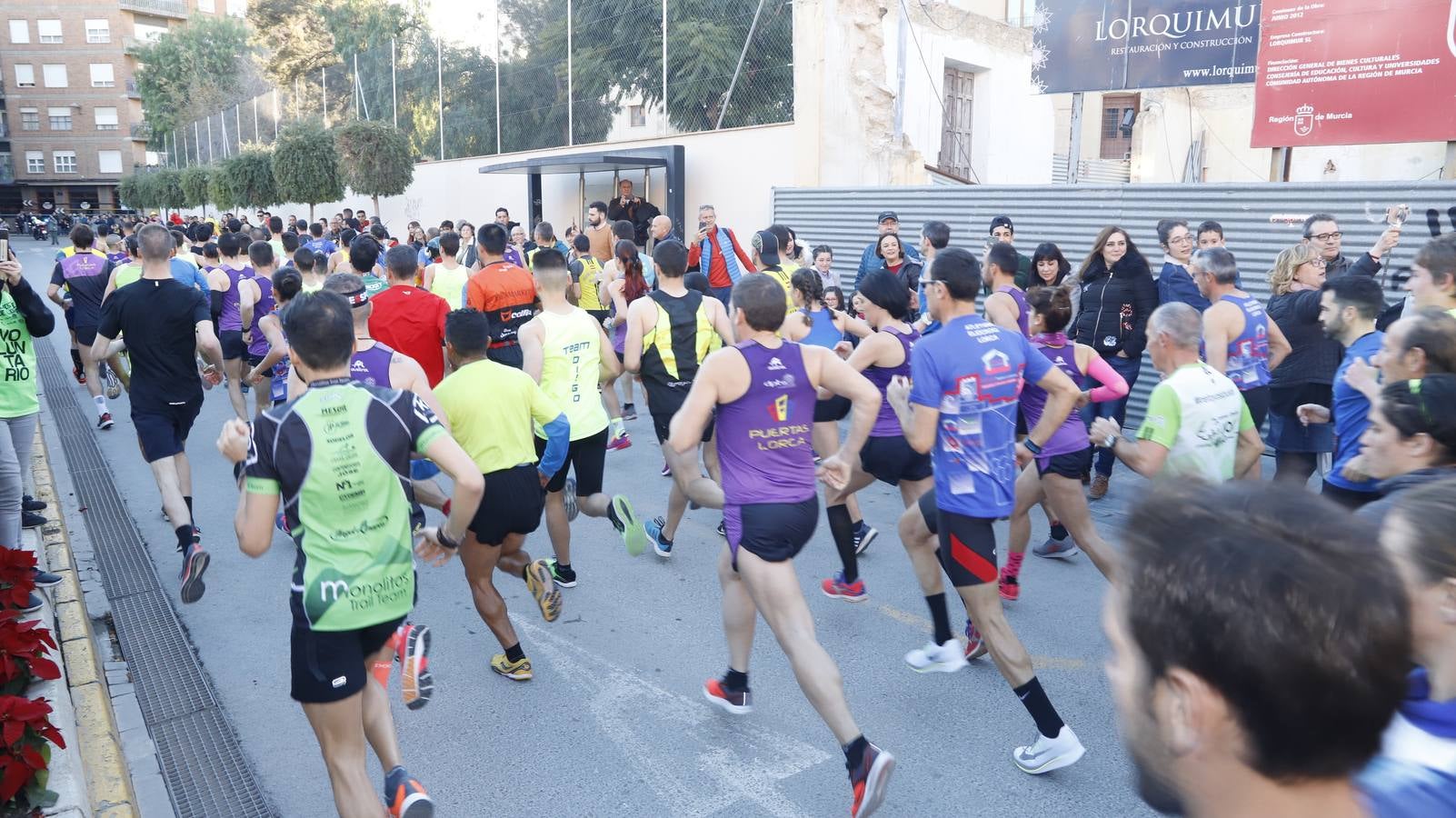 Los disfraces más divertidos y originales corrieron por las calles de la Ciudad del Sol en la última carrera del año.