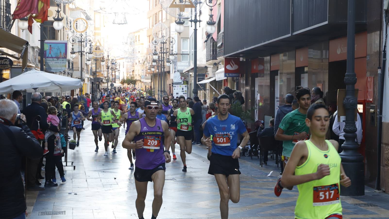 Los disfraces más divertidos y originales corrieron por las calles de la Ciudad del Sol en la última carrera del año.