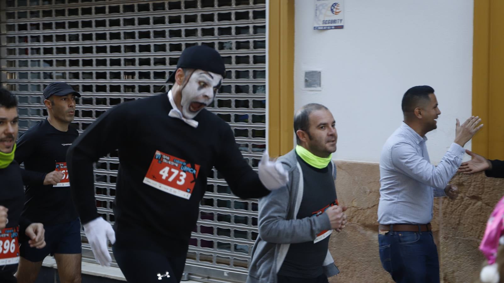 Los disfraces más divertidos y originales corrieron por las calles de la Ciudad del Sol en la última carrera del año.