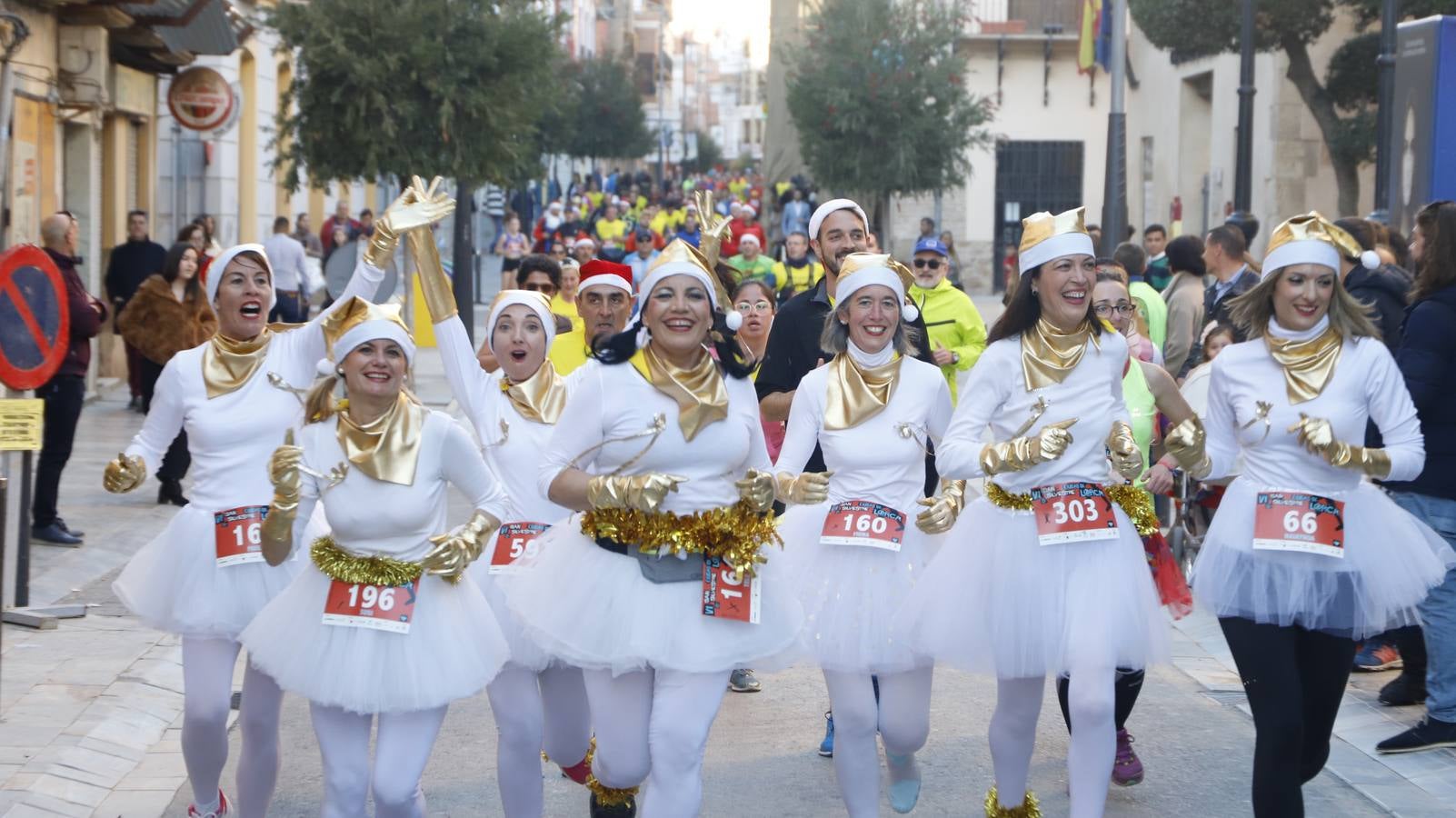 Los disfraces más divertidos y originales corrieron por las calles de la Ciudad del Sol en la última carrera del año.