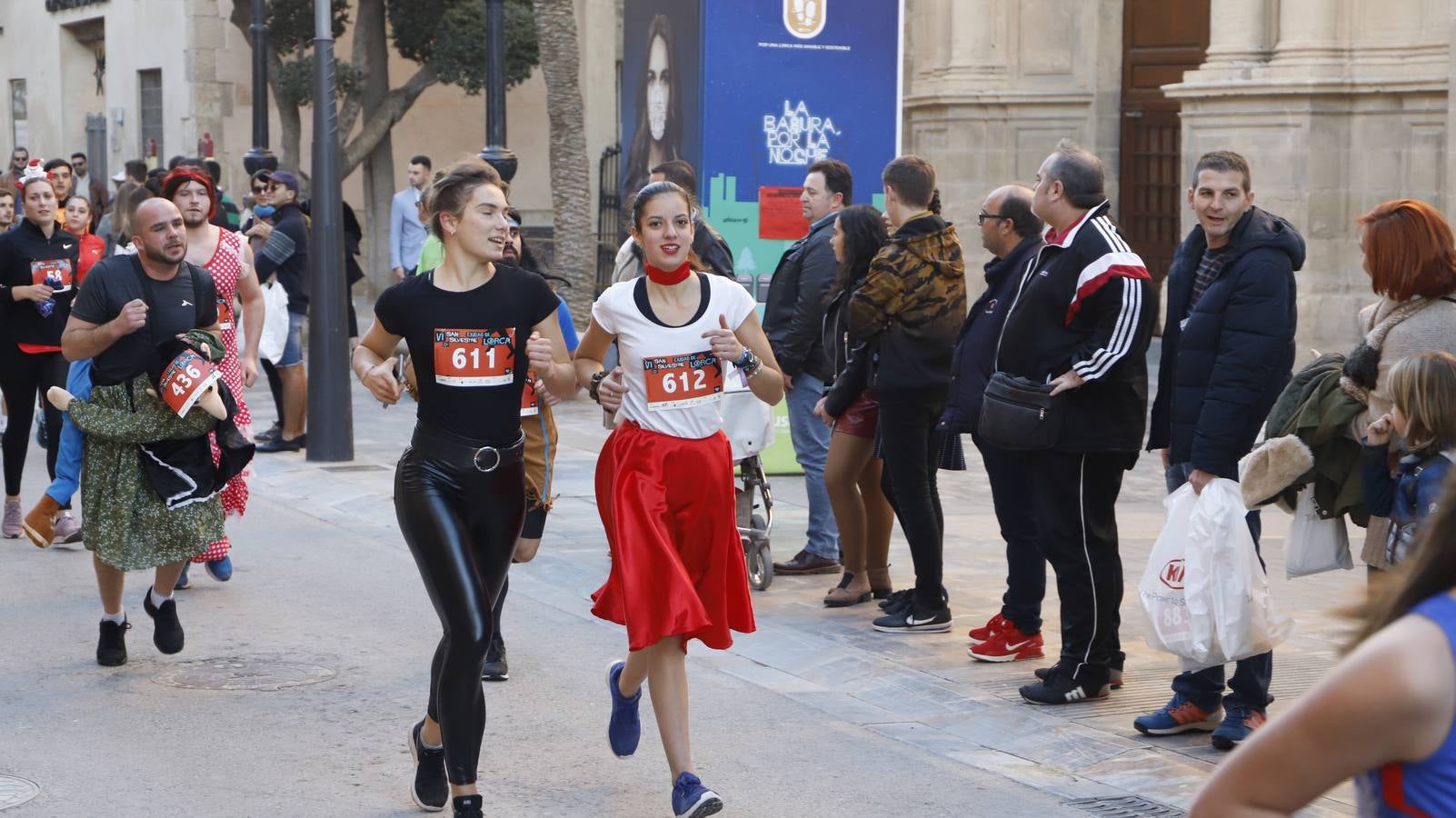 Los disfraces más divertidos y originales corrieron por las calles de la Ciudad del Sol en la última carrera del año.