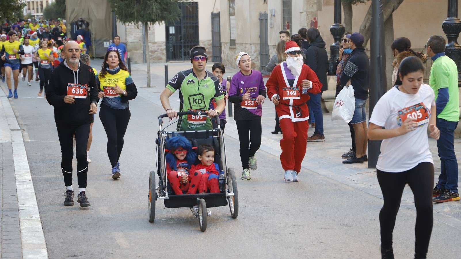 Los disfraces más divertidos y originales corrieron por las calles de la Ciudad del Sol en la última carrera del año.