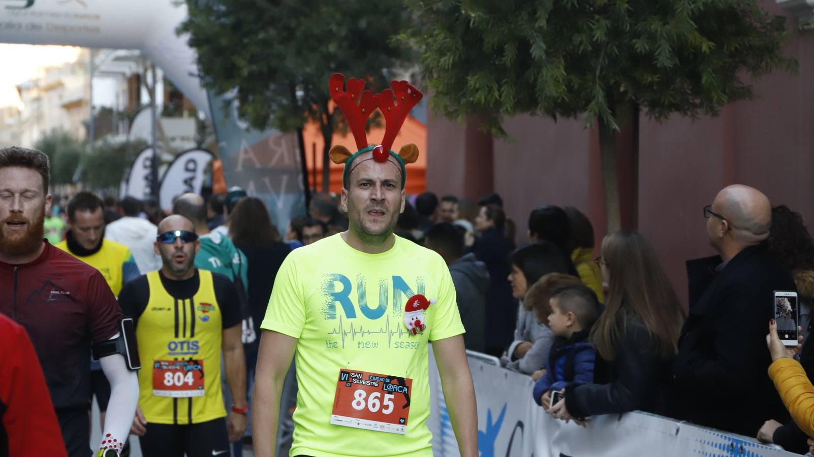 Los disfraces más divertidos y originales corrieron por las calles de la Ciudad del Sol en la última carrera del año.