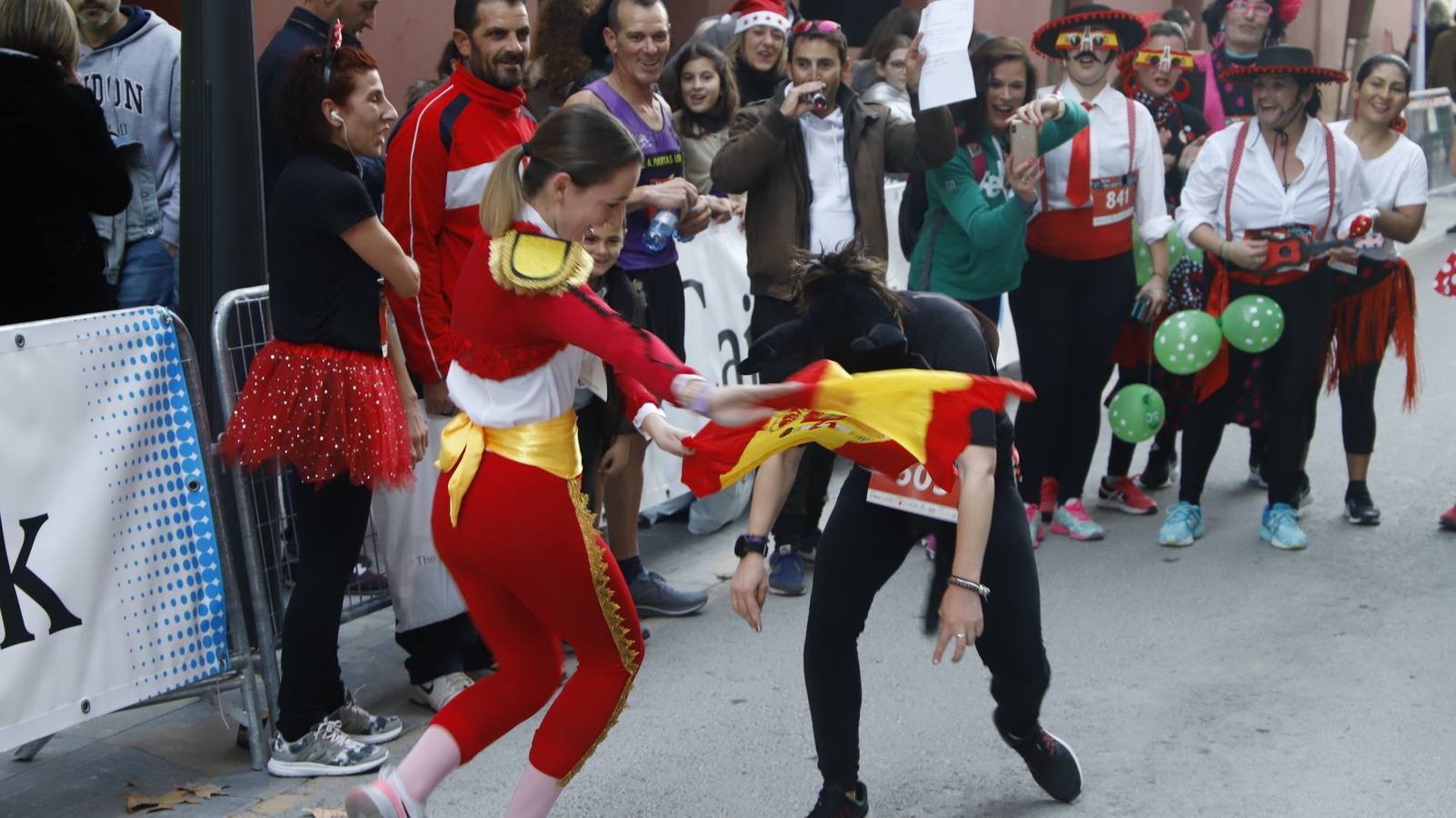 Los disfraces más divertidos y originales corrieron por las calles de la Ciudad del Sol en la última carrera del año.