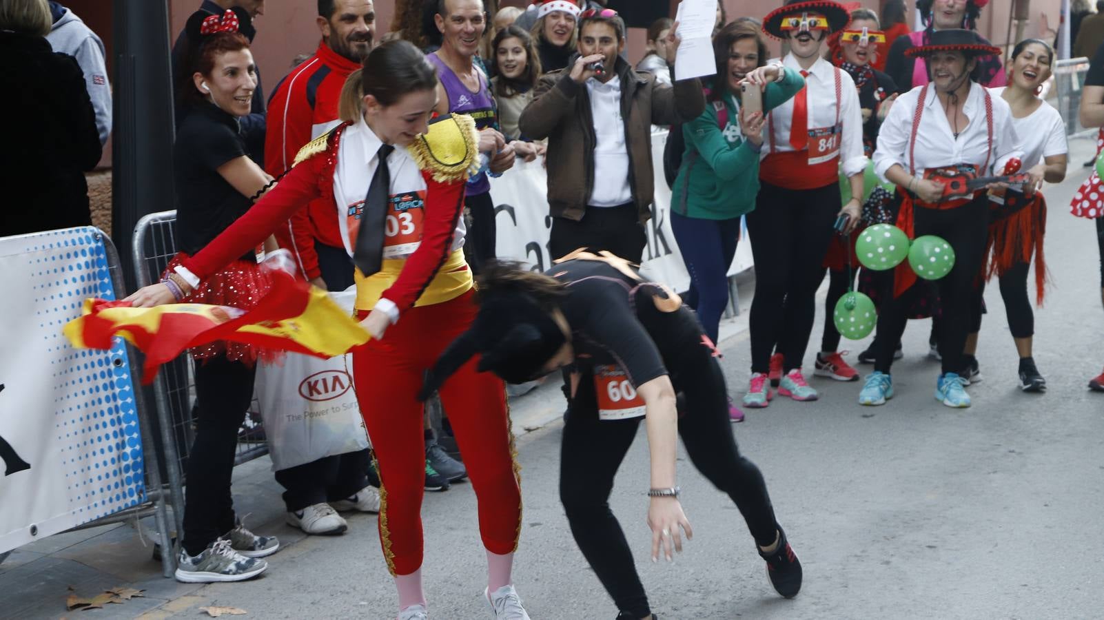 Los disfraces más divertidos y originales corrieron por las calles de la Ciudad del Sol en la última carrera del año.