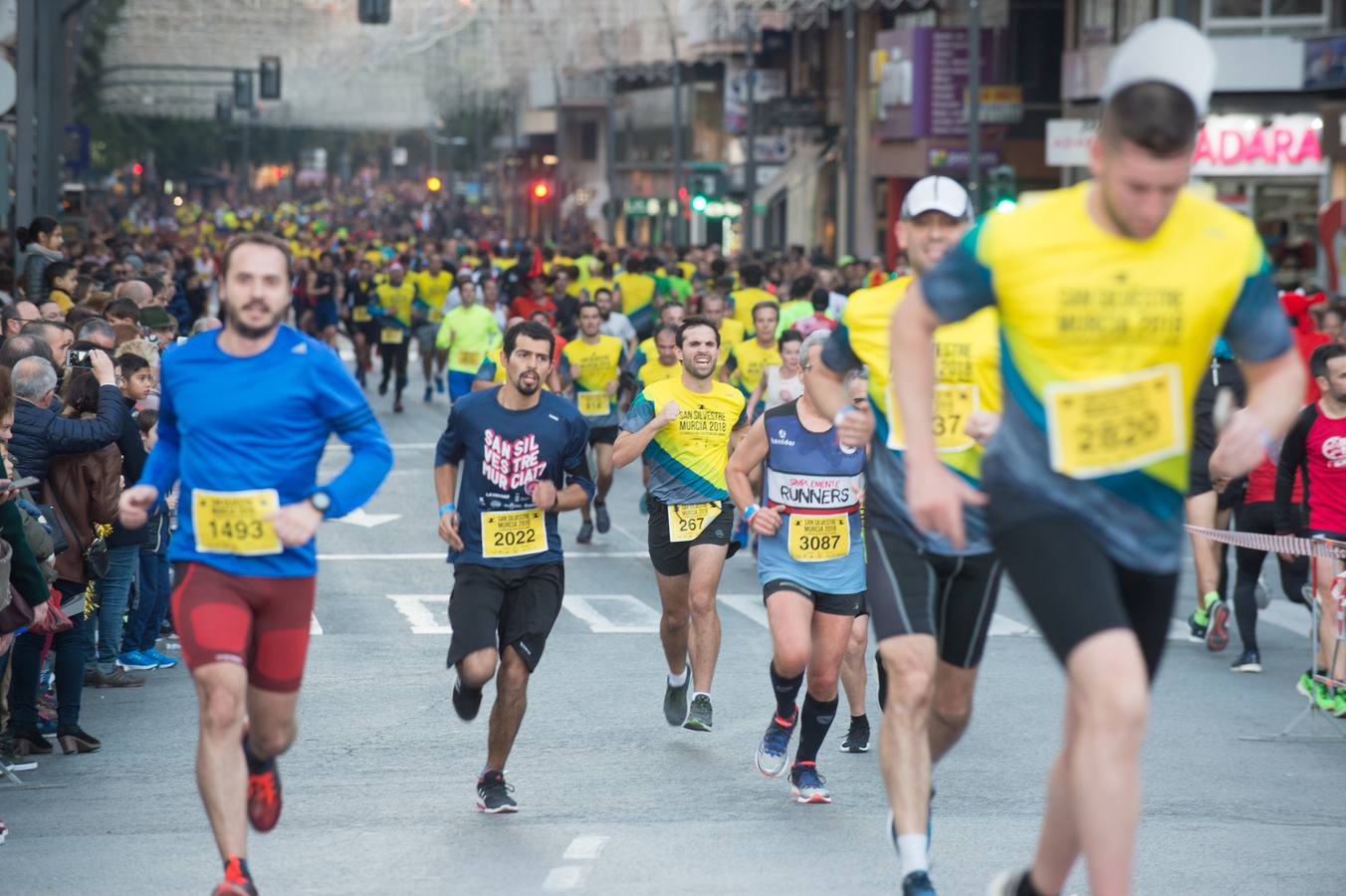 La carrera más divertida del mundo alejó durante unas horas el protagonismo en la tarde de Nochevieja de la plaza de las Flores y de Pérez Casas