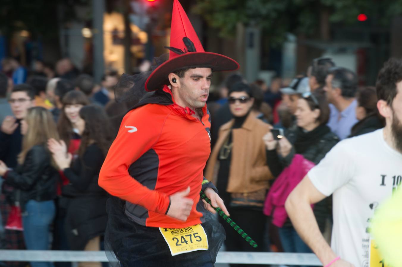 La carrera más divertida del mundo alejó durante unas horas el protagonismo en la tarde de Nochevieja de la plaza de las Flores y de Pérez Casas