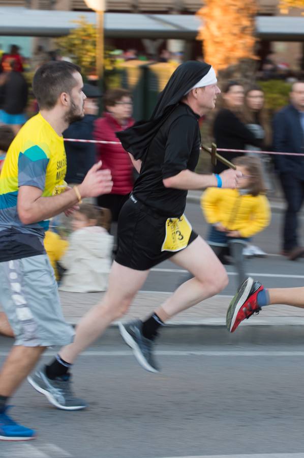 La carrera más divertida del mundo alejó durante unas horas el protagonismo en la tarde de Nochevieja de la plaza de las Flores y de Pérez Casas