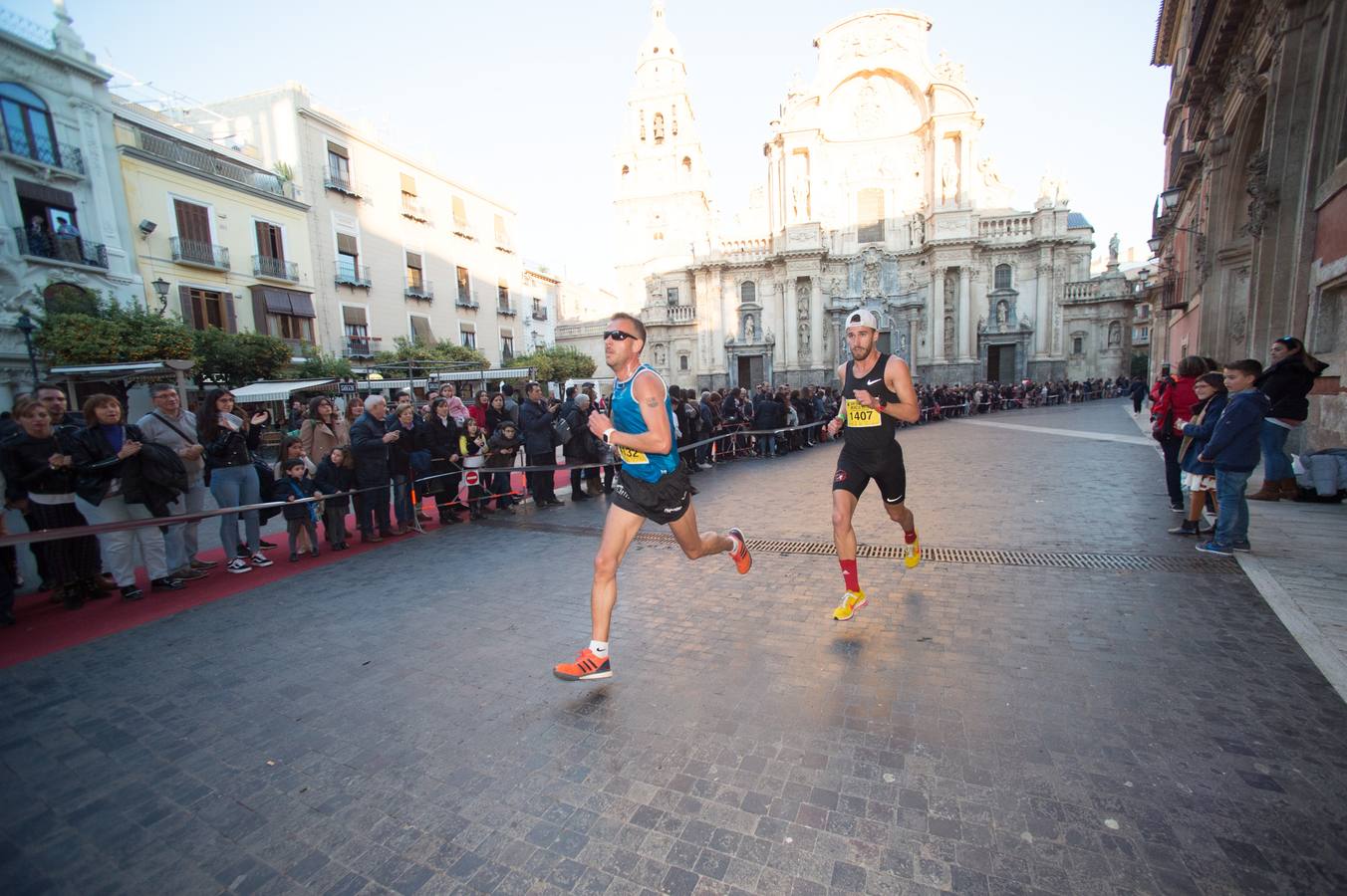 La carrera más divertida del mundo alejó durante unas horas el protagonismo en la tarde de Nochevieja de la plaza de las Flores y de Pérez Casas