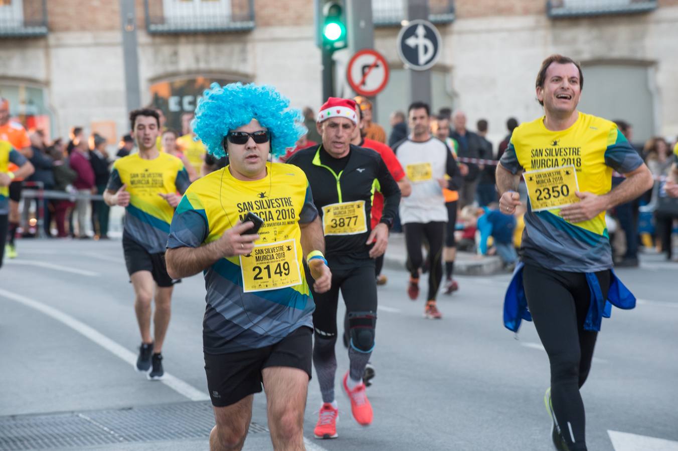 La carrera más divertida del mundo alejó durante unas horas el protagonismo en la tarde de Nochevieja de la plaza de las Flores y de Pérez Casas