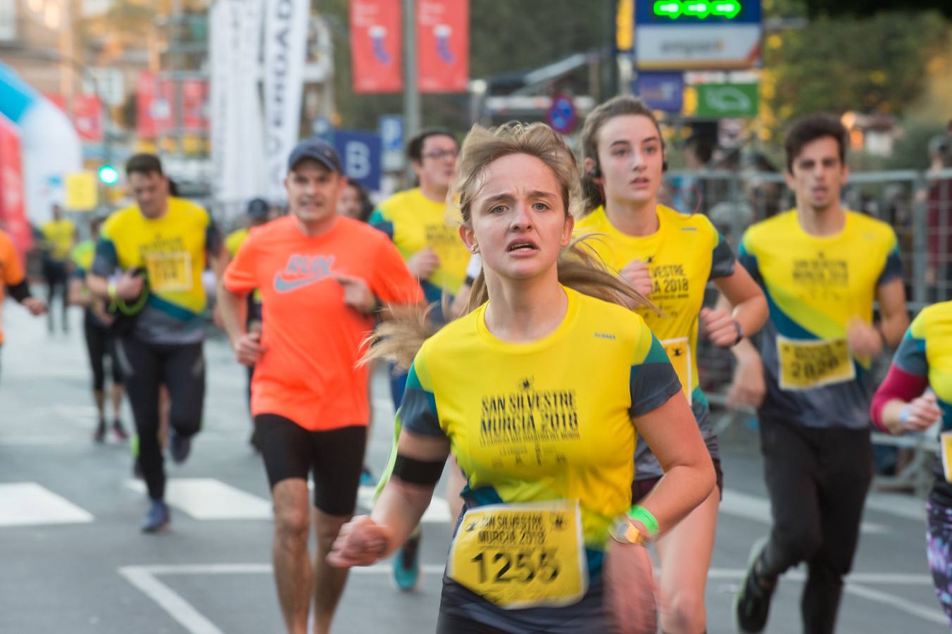 La carrera más divertida del mundo alejó durante unas horas el protagonismo en la tarde de Nochevieja de la plaza de las Flores y de Pérez Casas