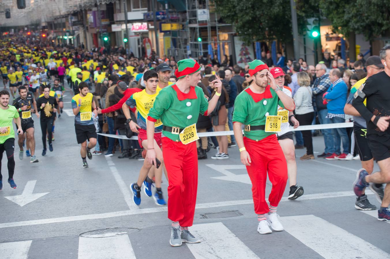 La carrera más divertida del mundo alejó durante unas horas el protagonismo en la tarde de Nochevieja de la plaza de las Flores y de Pérez Casas