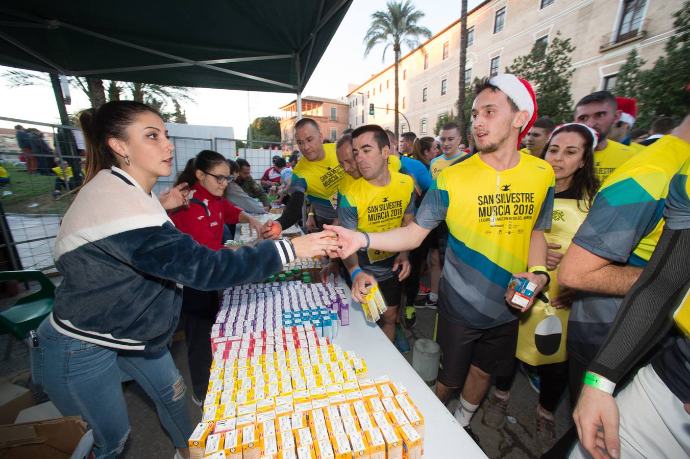 La carrera más divertida del mundo alejó durante unas horas el protagonismo en la tarde de Nochevieja de la plaza de las Flores y de Pérez Casas