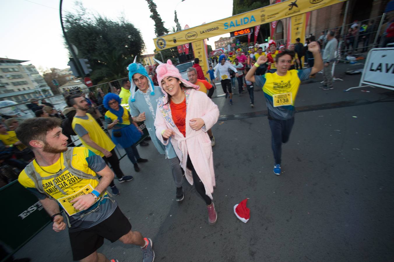 La carrera más divertida del mundo alejó durante unas horas el protagonismo en la tarde de Nochevieja de la plaza de las Flores y de Pérez Casas