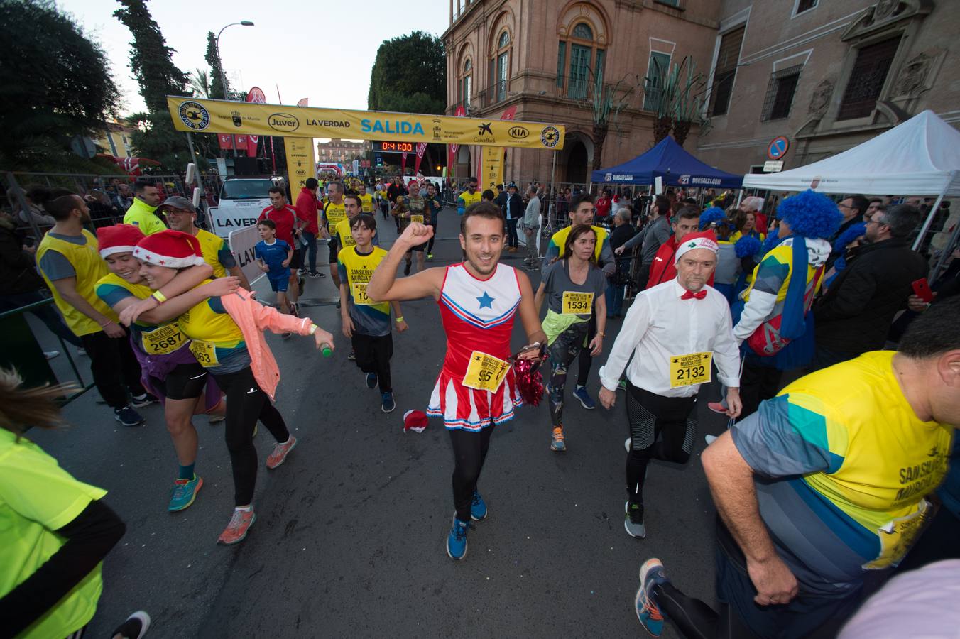 La carrera más divertida del mundo alejó durante unas horas el protagonismo en la tarde de Nochevieja de la plaza de las Flores y de Pérez Casas