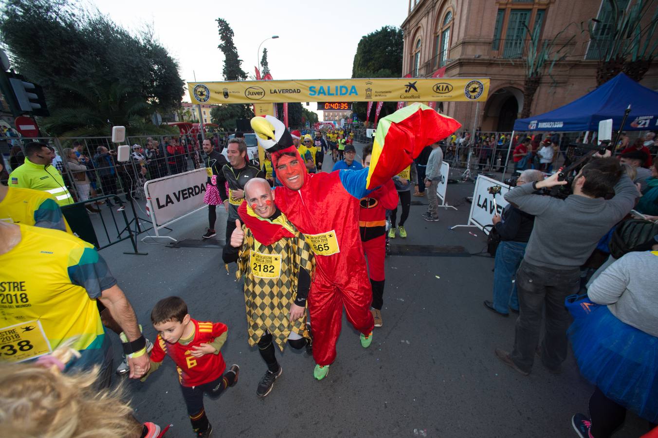 La carrera más divertida del mundo alejó durante unas horas el protagonismo en la tarde de Nochevieja de la plaza de las Flores y de Pérez Casas