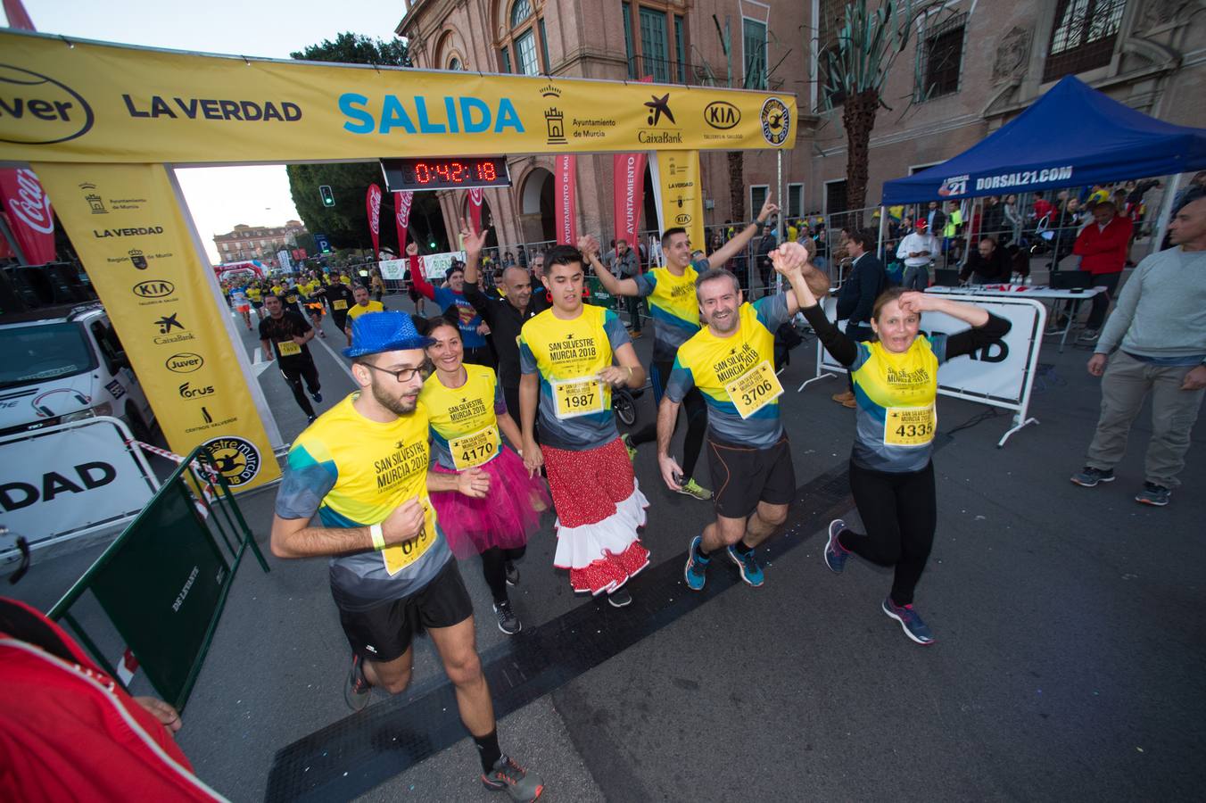 La carrera más divertida del mundo alejó durante unas horas el protagonismo en la tarde de Nochevieja de la plaza de las Flores y de Pérez Casas