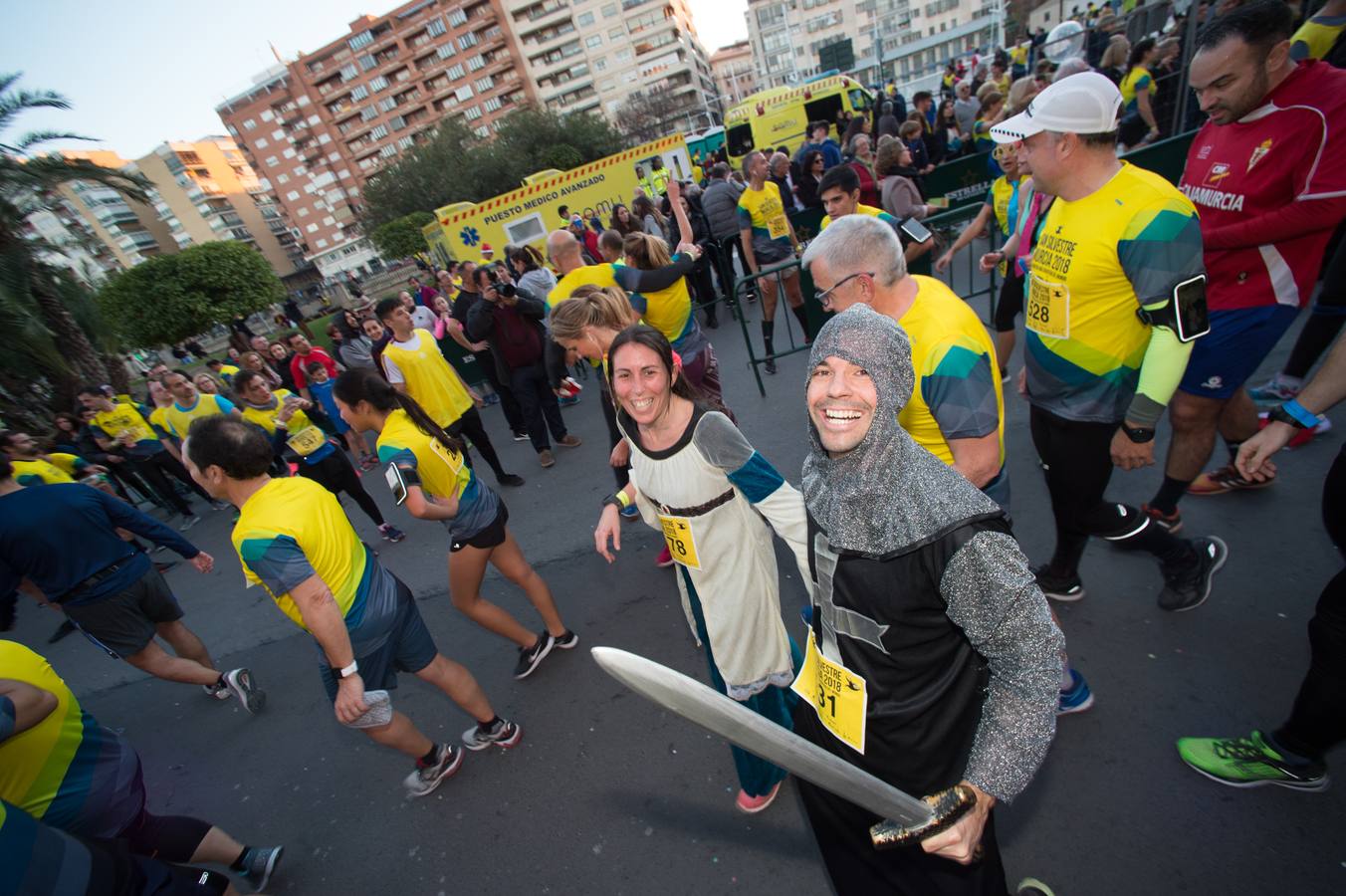 La carrera más divertida del mundo alejó durante unas horas el protagonismo en la tarde de Nochevieja de la plaza de las Flores y de Pérez Casas