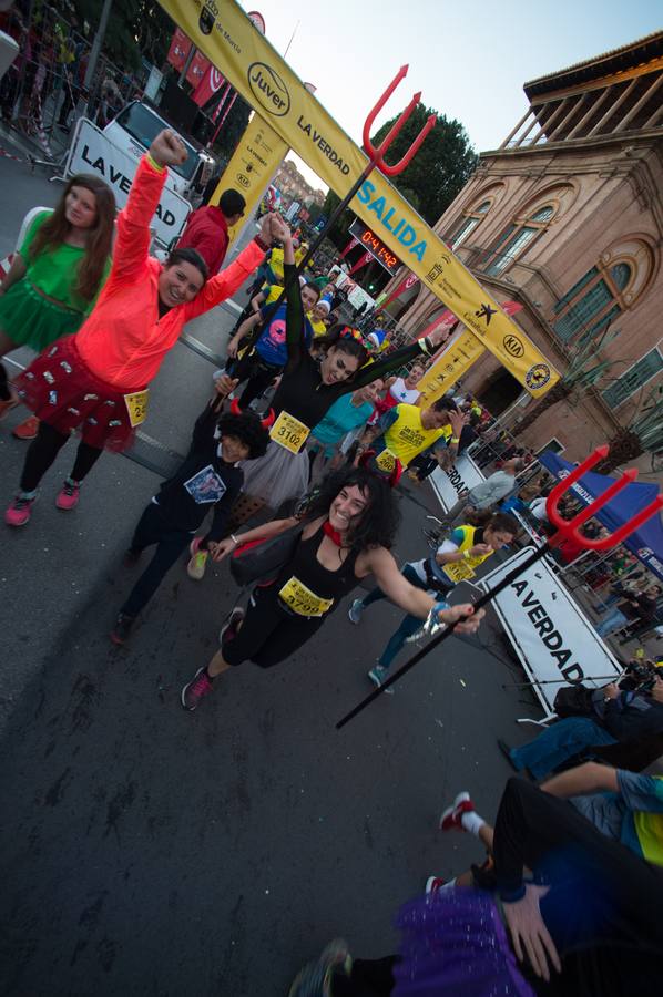 La carrera más divertida del mundo alejó durante unas horas el protagonismo en la tarde de Nochevieja de la plaza de las Flores y de Pérez Casas