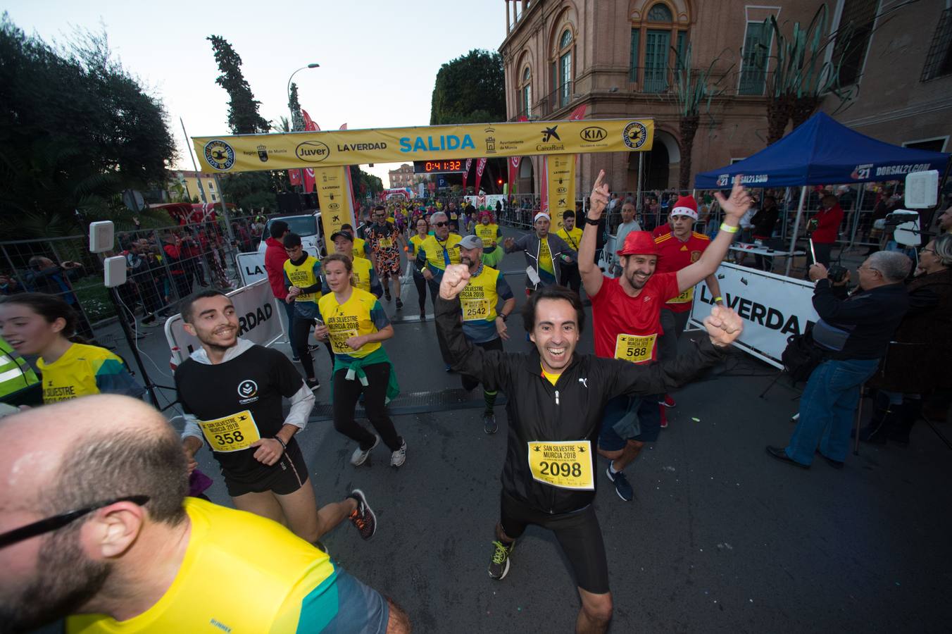 La carrera más divertida del mundo alejó durante unas horas el protagonismo en la tarde de Nochevieja de la plaza de las Flores y de Pérez Casas