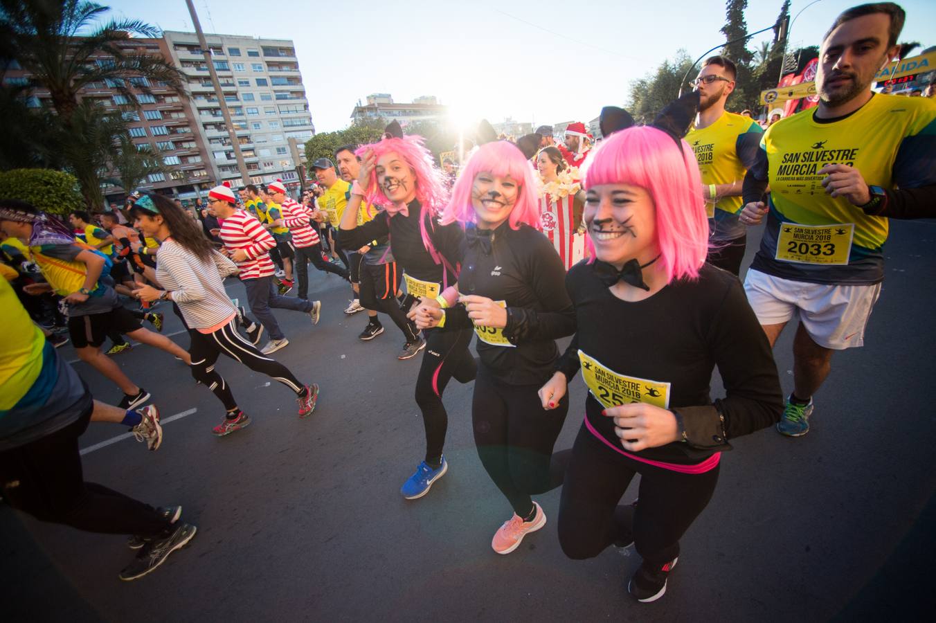 Miles de corredores se agolpan en la salida de la última carrera del año en Murcia