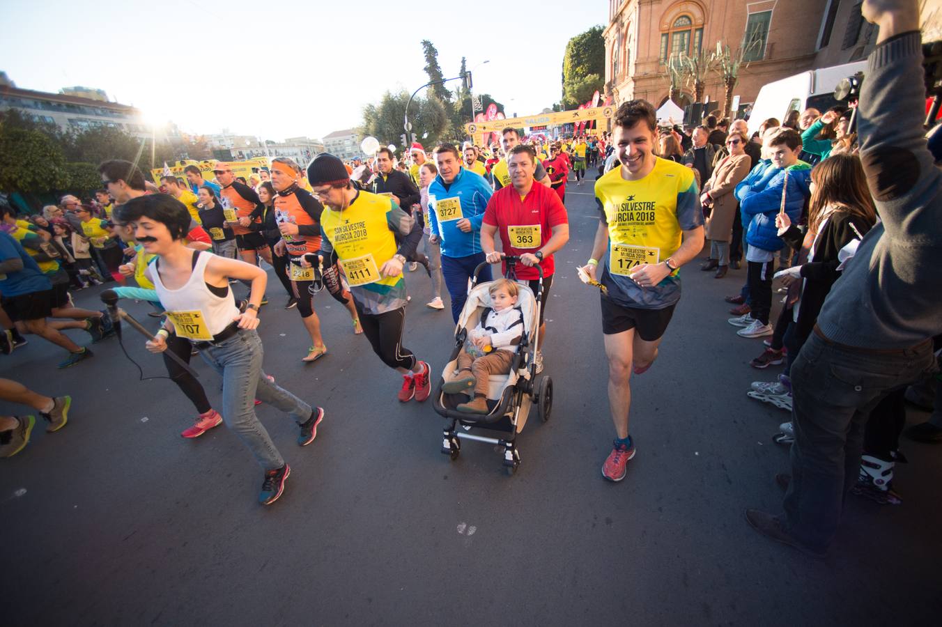 Miles de corredores se agolpan en la salida de la última carrera del año en Murcia