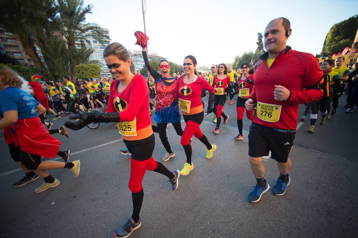 Miles de corredores se agolpan en la salida de la última carrera del año en Murcia