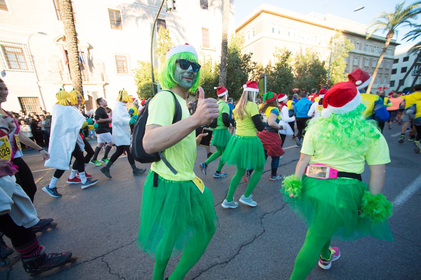 Miles de corredores se agolpan en la salida de la última carrera del año en Murcia