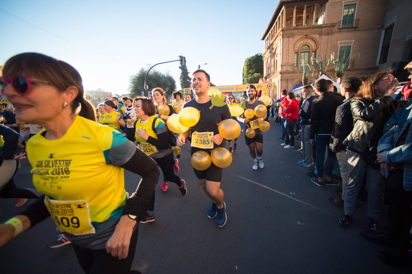 Miles de corredores se agolpan en la salida de la última carrera del año en Murcia