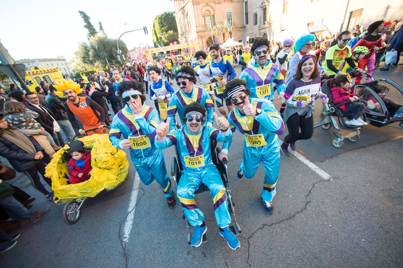 Miles de corredores se agolpan en la salida de la última carrera del año en Murcia