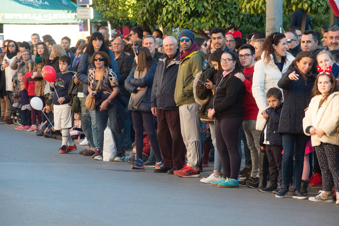 Miles de corredores se agolpan en la salida de la última carrera del año en Murcia