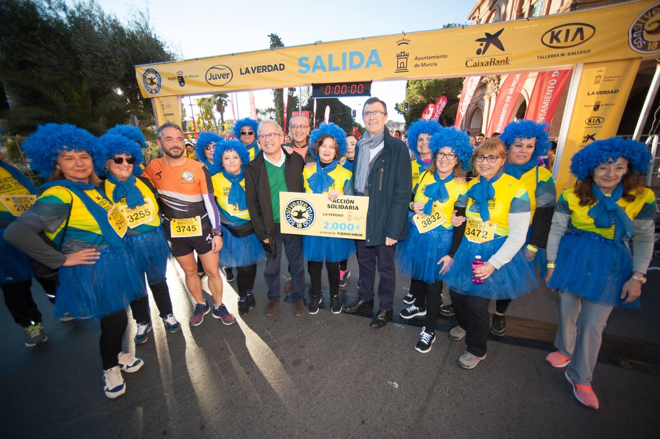 Miles de corredores se agolpan en la salida de la última carrera del año en Murcia