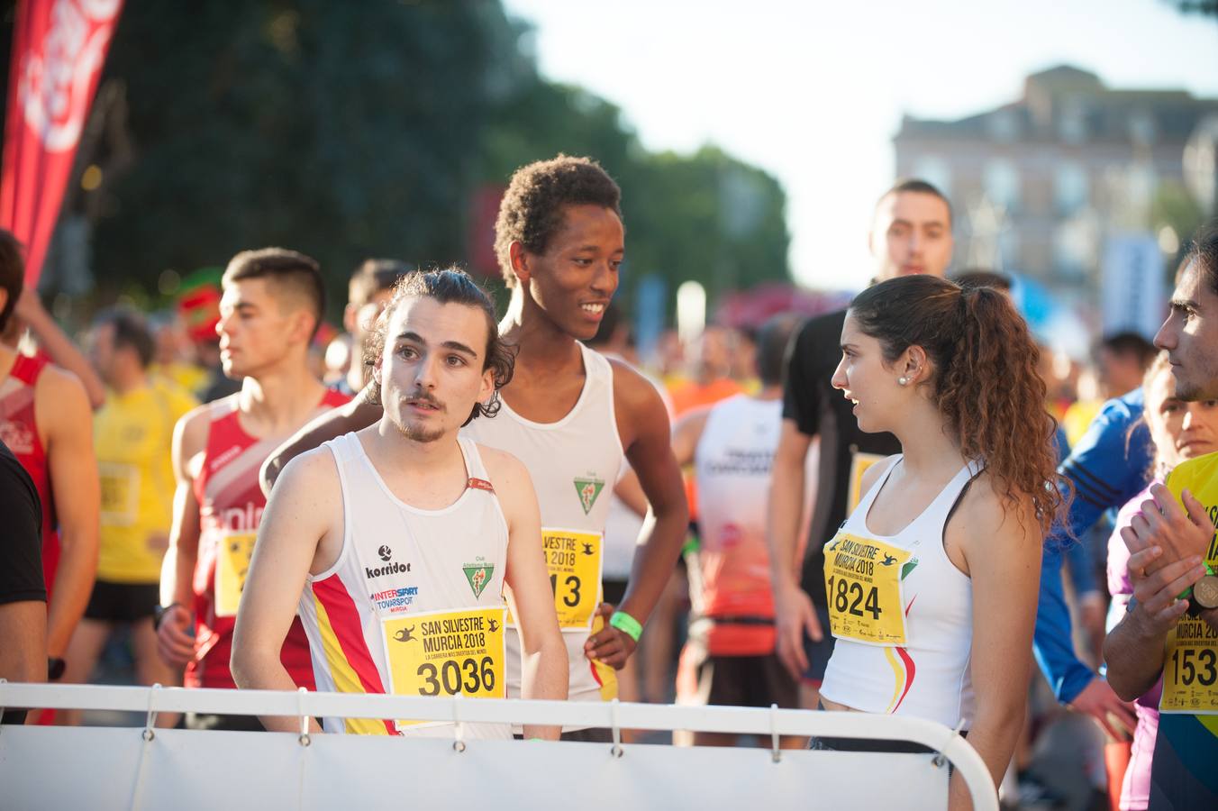 Miles de corredores se agolpan en la salida de la última carrera del año en Murcia